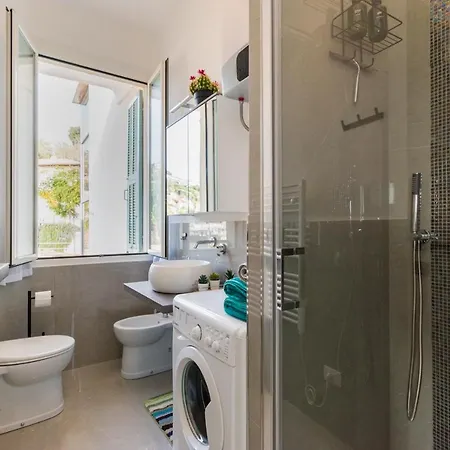Casa Acqua Marina - 1 Min From The Sea, Wi-fi & Air Conditioning, Sea View Balcony * Bordighera