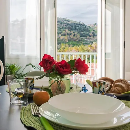 Casa Acqua Marina - 1 Min From The Sea, Wi-fi & Air Conditioning, Sea View Balcony * Bordighera