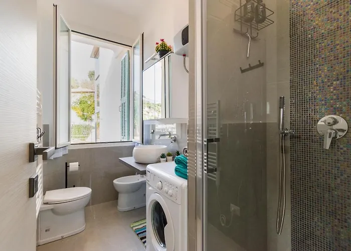 Casa Acqua Marina - 1 Min From The Sea, Wi-fi & Air Conditioning, Sea View Balcony * Bordighera
