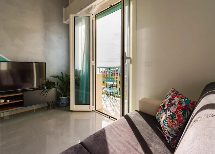 Casa Acqua Marina - 1 Min From The Sea, Wi-fi & Air Conditioning, Sea View Balcony * Bordighera