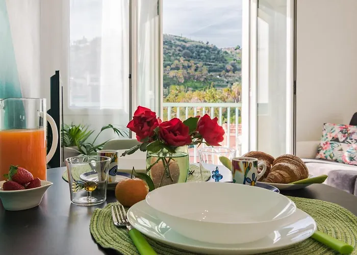 Casa Acqua Marina - 1 Min From The Sea, Wi-fi & Air Conditioning, Sea View Balcony * Bordighera